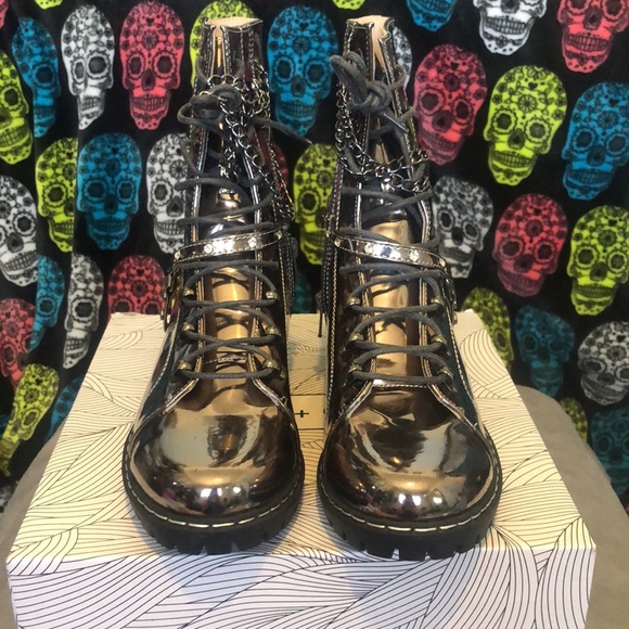 Price firm Chase and Chloe chrome boots - Picture 4 of 10